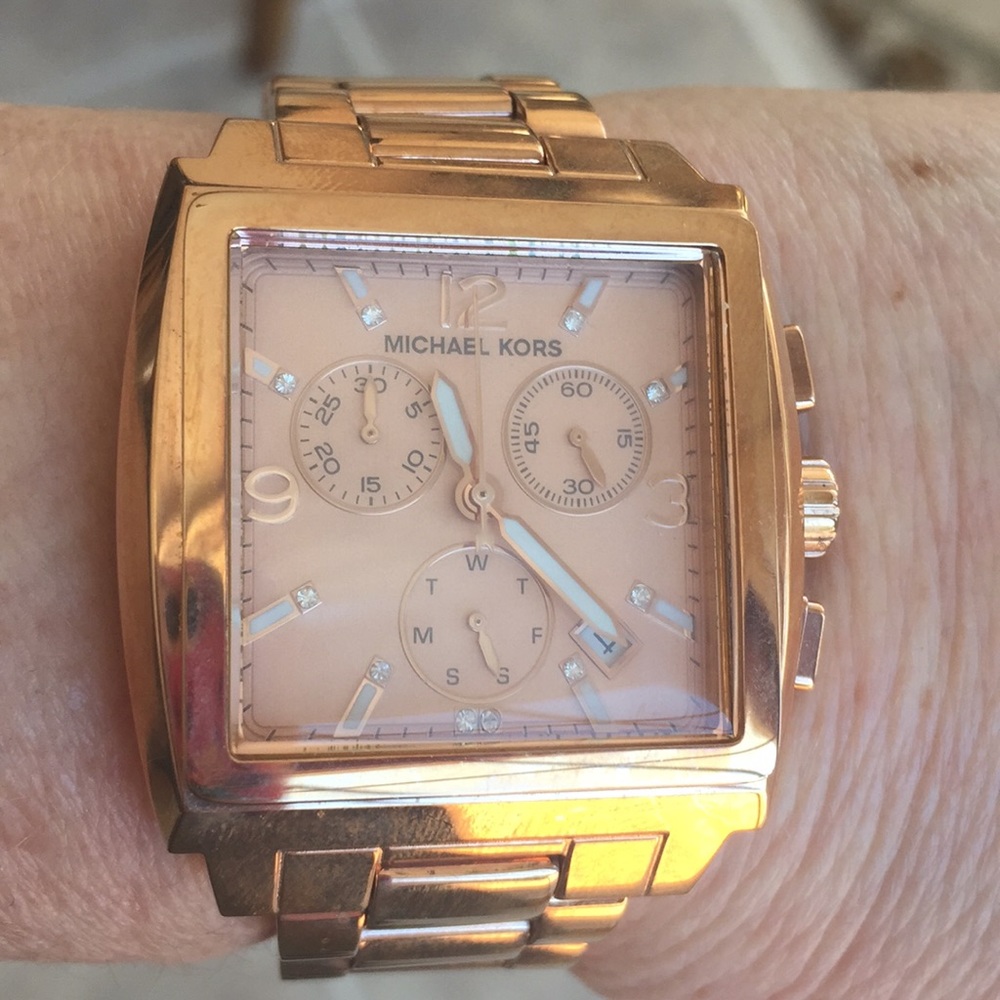 Michael Kors rose gold watch. - Picture 4 of 4